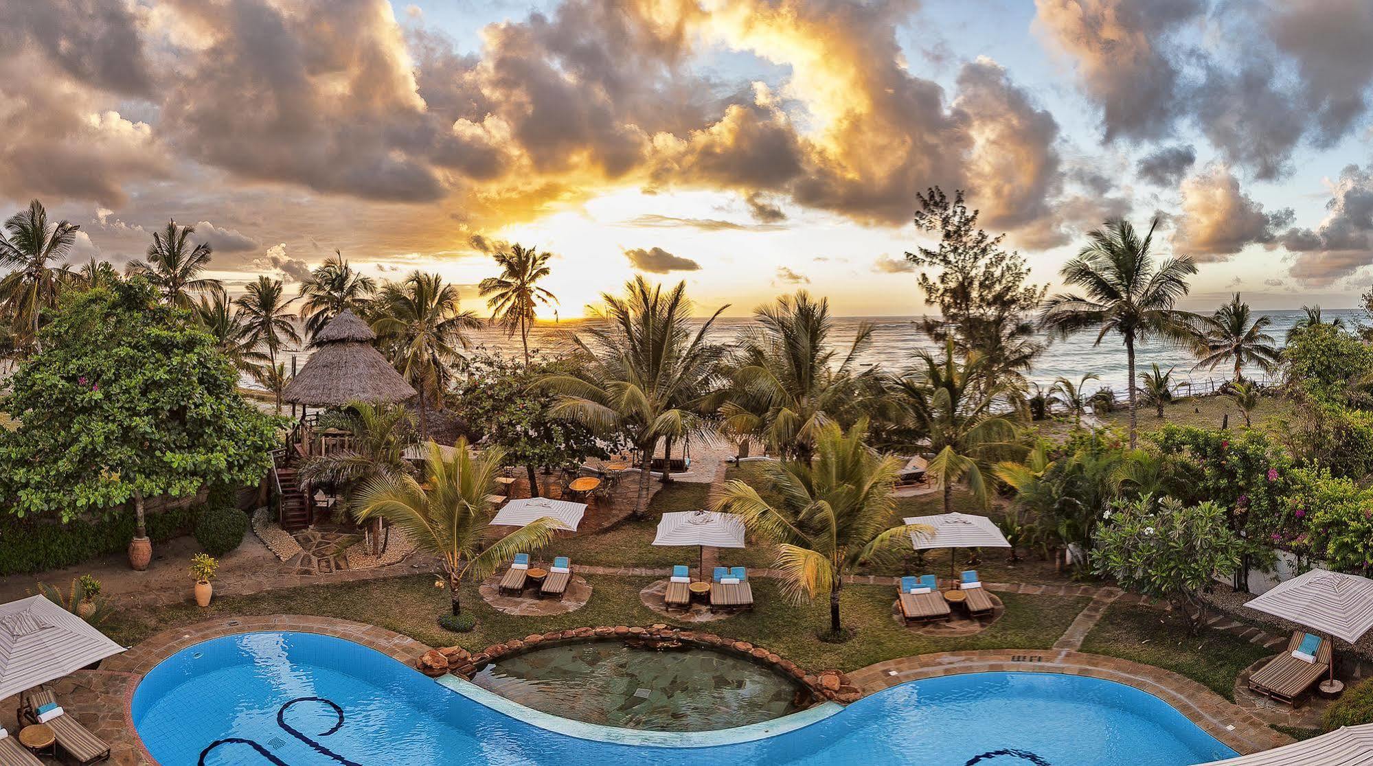 Afrochic Diani Hotel Укунда Екстериор снимка