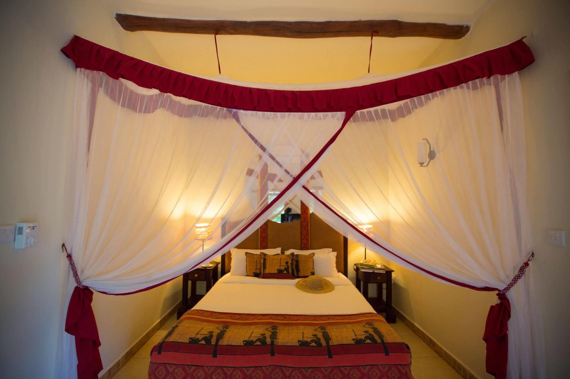Afrochic Diani Hotel Укунда Екстериор снимка
